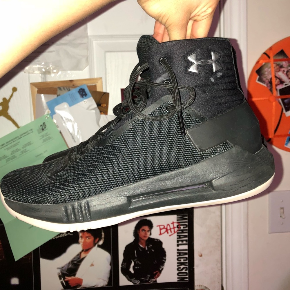 Under Armour “Drive 4” basketball shoes
